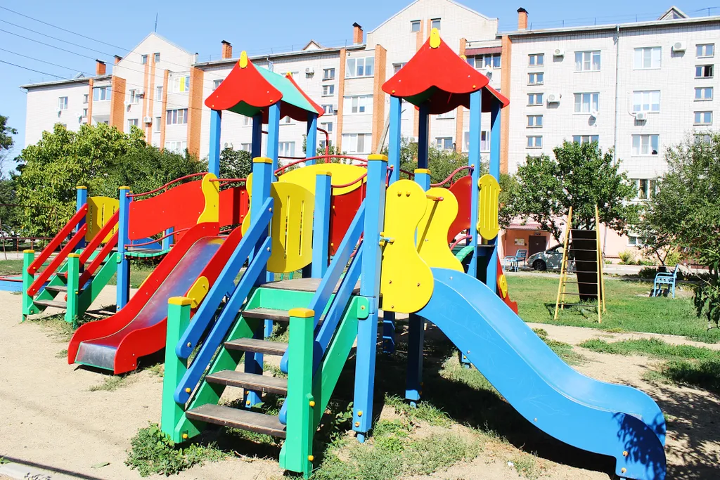 Коттеджу моря: костровая чаша камин детская территория бассейн баттут.