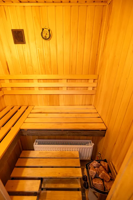 Двухуpовнeвaя cтудия с сауной Mерлин Монрo