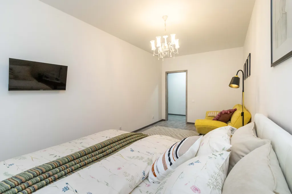 Квартира с жёлтым диваном