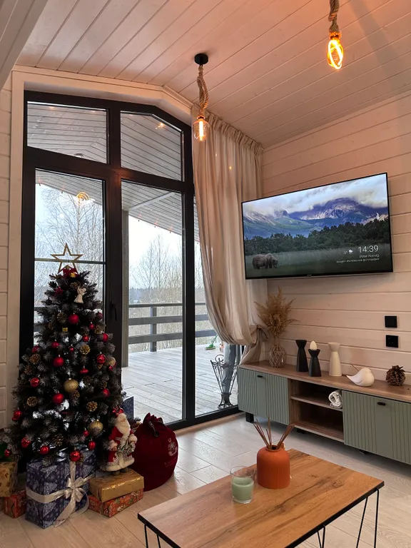 Дом в облаках у леса