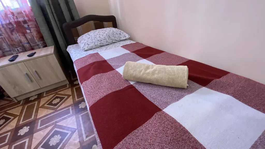 Простая комната в стиле эконом, телевизор, интернет, чистота и порядок