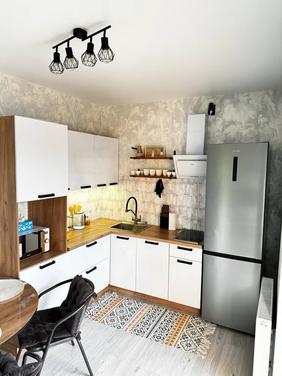 Стильный дом-шале с панорамными окнами, террасой и костровой зоной