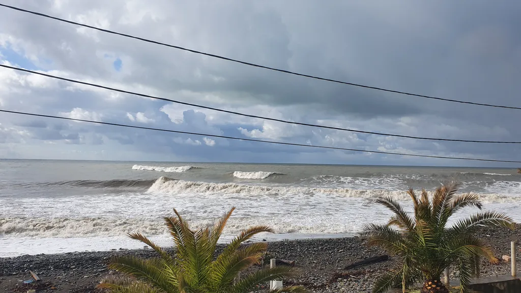 Эллинг на берегу и видом на моря