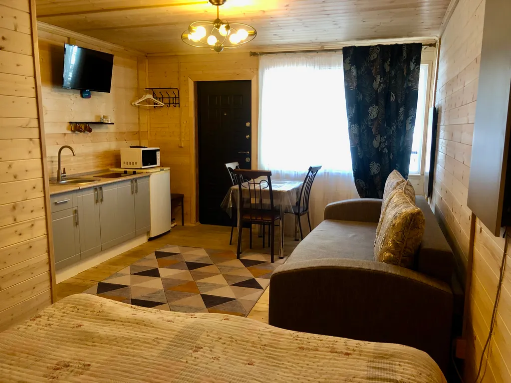 Домики-шале с видом на сосновый лес