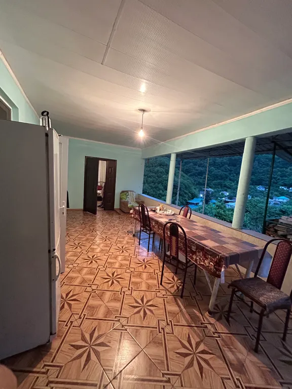 Комната с видом на горы и море