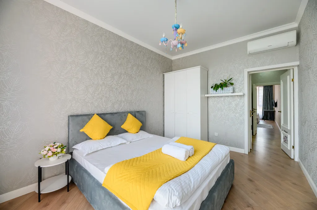 Трехкомнатная квартира с видом на горы в центре города