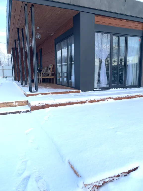 Уютный дом на самом берегу реки