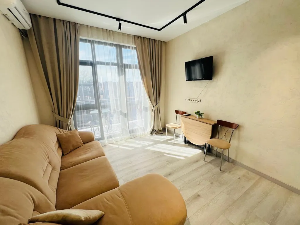 Двухуровневая студия с балконом и видом на бассейн