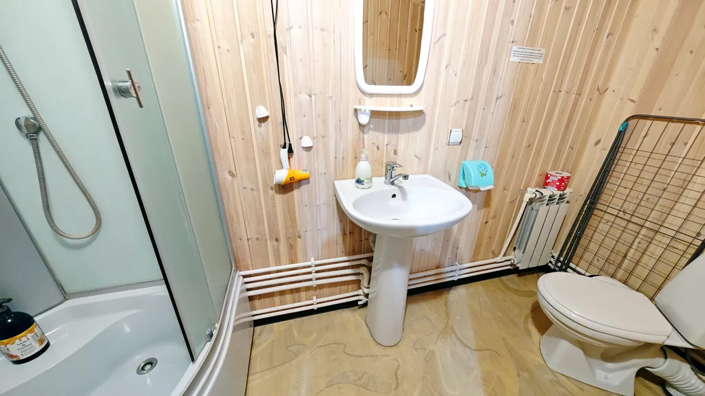 Бежевые апартаменты люкс с 2 спальнями, кондиционером, кухней-гостиной