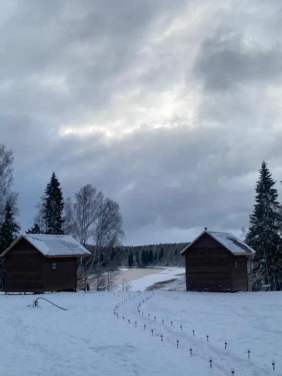 Домик на берегу реки