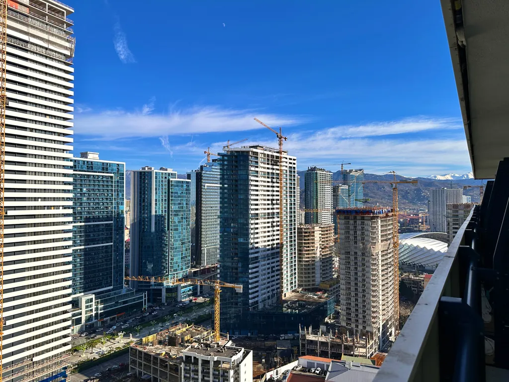 Студия с видом на море и стильным дизайном