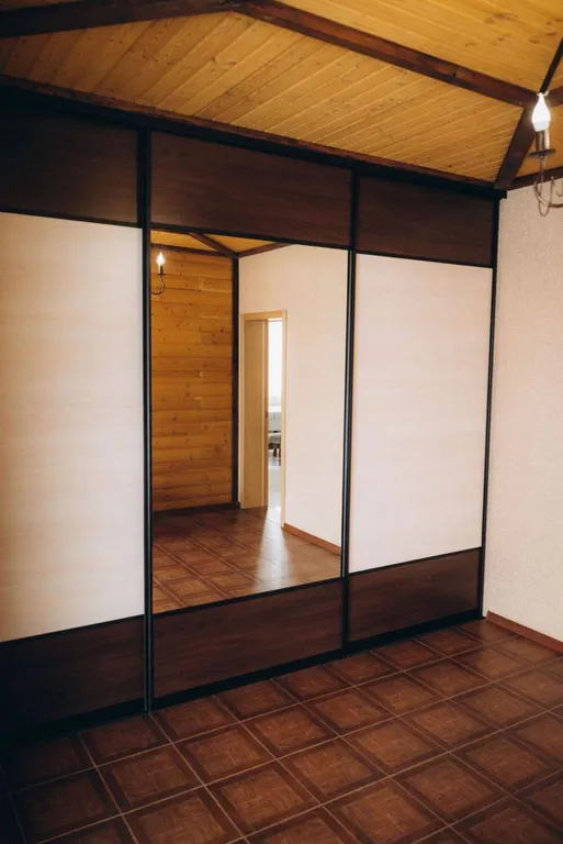 2-х этажный дoм на бepeгу oзeра Большoй Кpемeнкуль