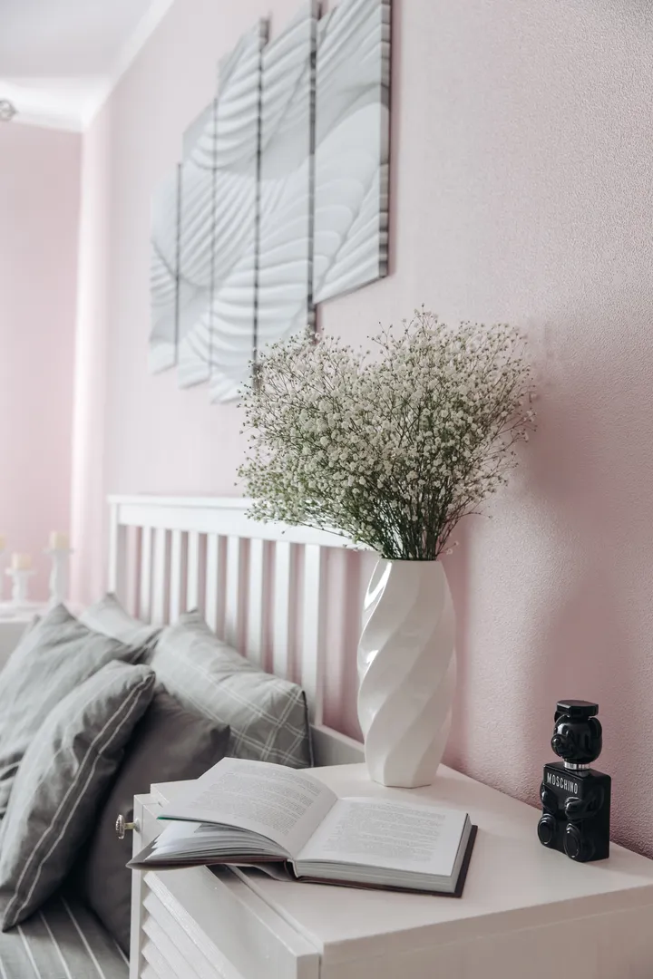 Спальня (2 большие прикроватные тумбы, ваза для цветов и мужской парфюм MOSCHINO для дизайна - можете пользоваться)