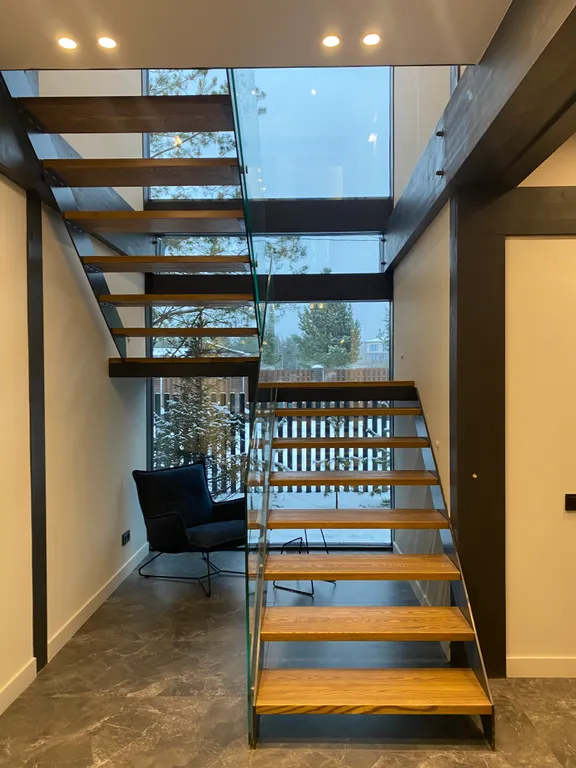 Премиальный загородный дом с теплым бассейном, на берегу