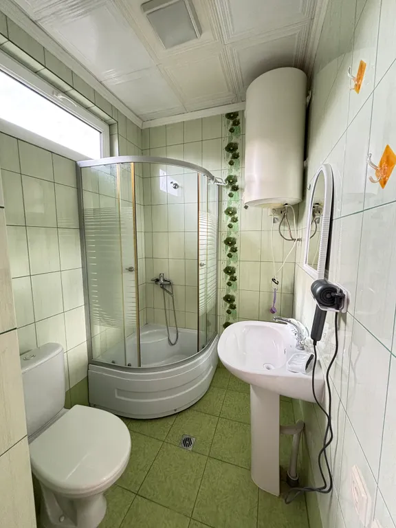 Коттедж Просторный дом в двух шагах от моря — Сухум