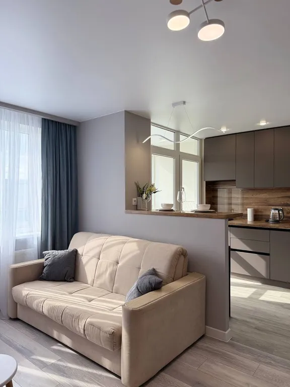 Студия с панорамными окнами и атмосферным видом