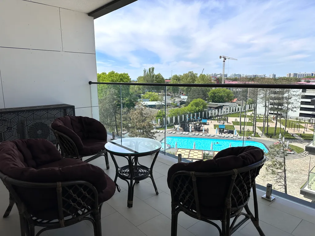 Апартаменты с отдельной спальной, террасой и видом на бассейн