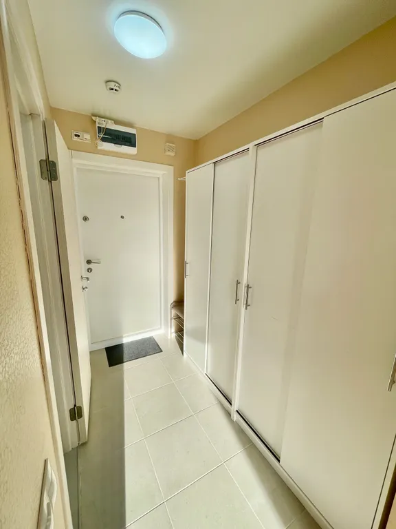 Хороший вид, парк и метро в шаговой доступности.