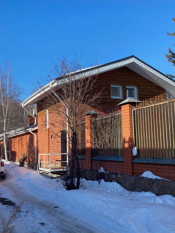 Дом в два этажа с двумя спальнями и гостиной, летний бассейн, баня