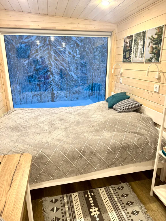 Уютный домик с панорамным окном и видом на лес