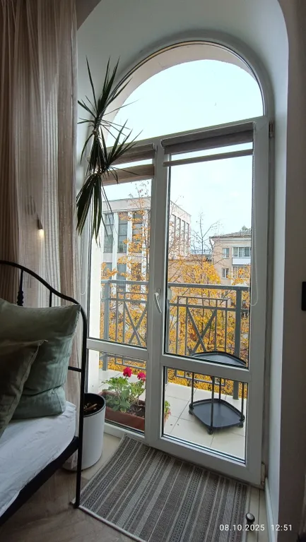 Центр. Сталинка с балконом с красивым видом на бульвар возле университа