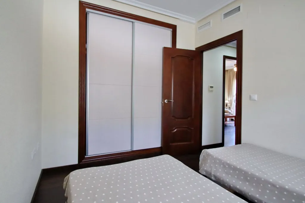 Апартаменты с видом на тихий сад рядом с морем