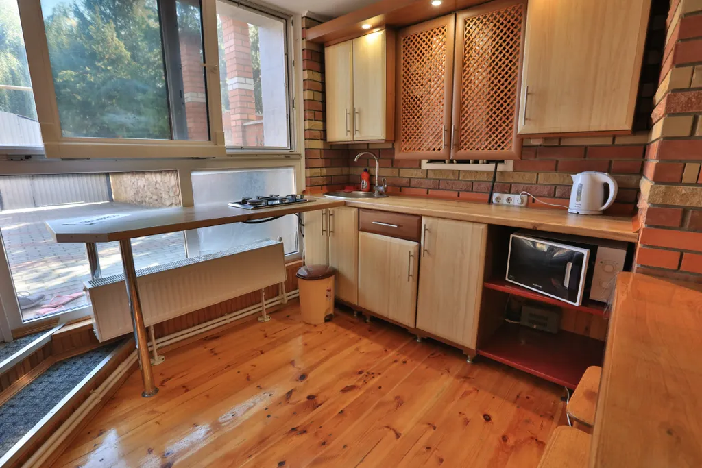 Коттедж Добротный кирпичный дом со своим двором в усадьбе Можжевеловый дворик — Айвовое