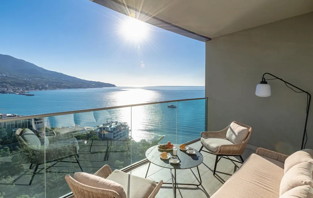 Апартамент с панорамой на море и двумя санузлами в Приморском парке