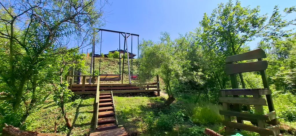 Дом с кораблем на берегу реки