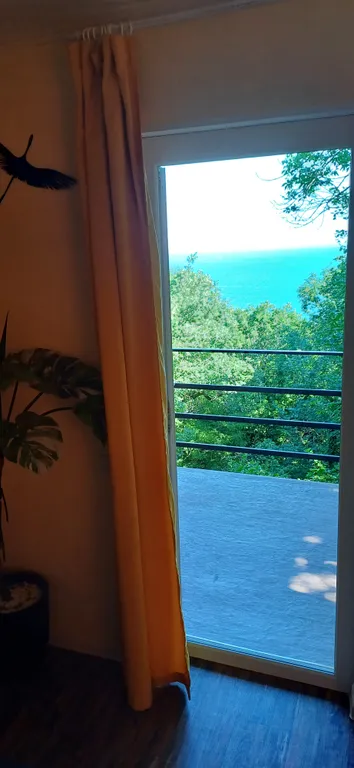 Комната с верандой в доме Остановка Море с видом на море и лес