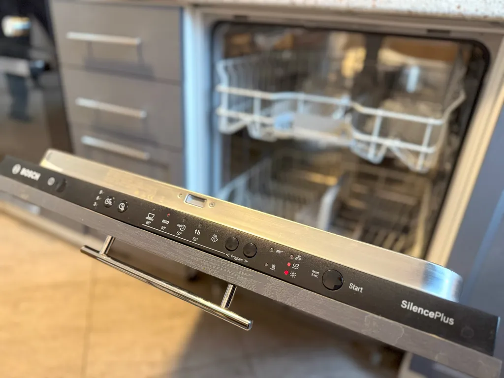 Дом с бассейном, спортзалом и 3 спальнями