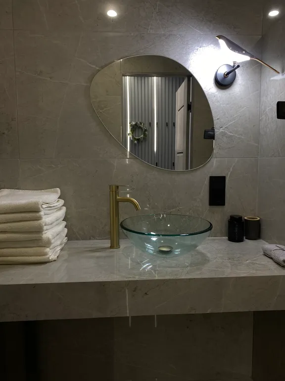 Дом на озере с бассейном