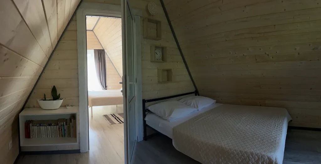 Дом А-Фрейм на берегу реки