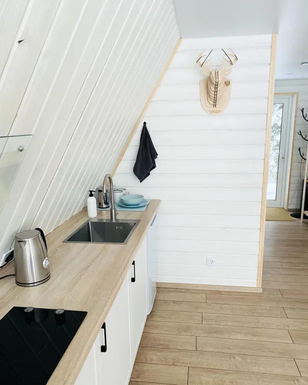 Уютный дом шалаш в лесу