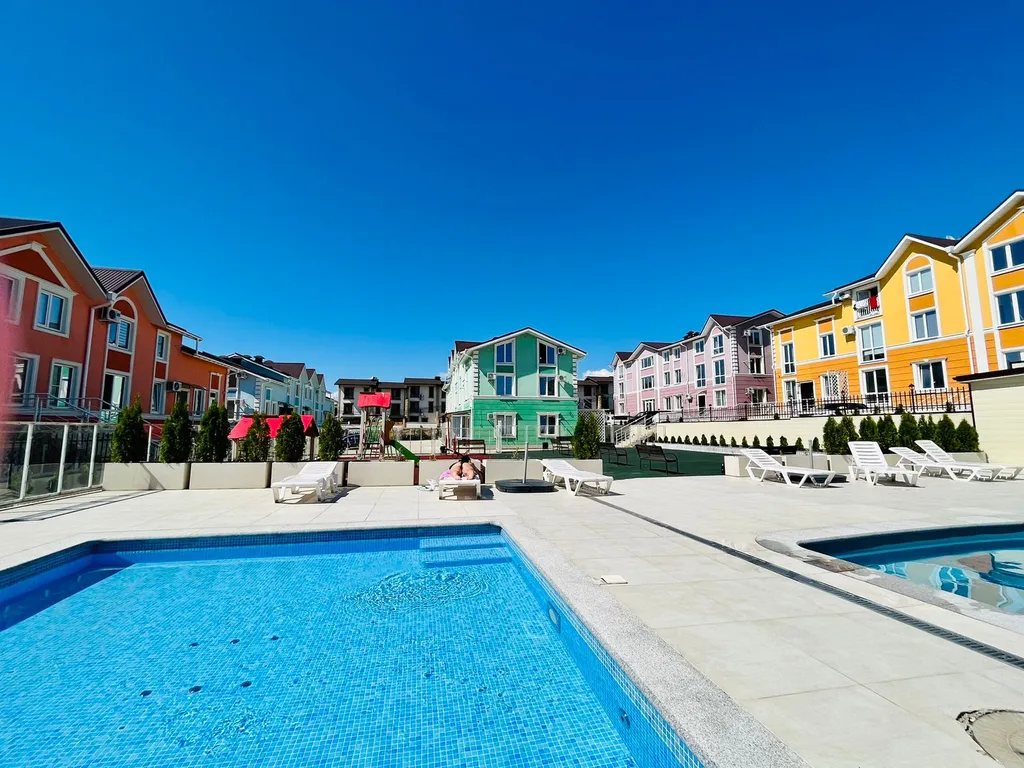 Уютная студия с террасой и бассейном