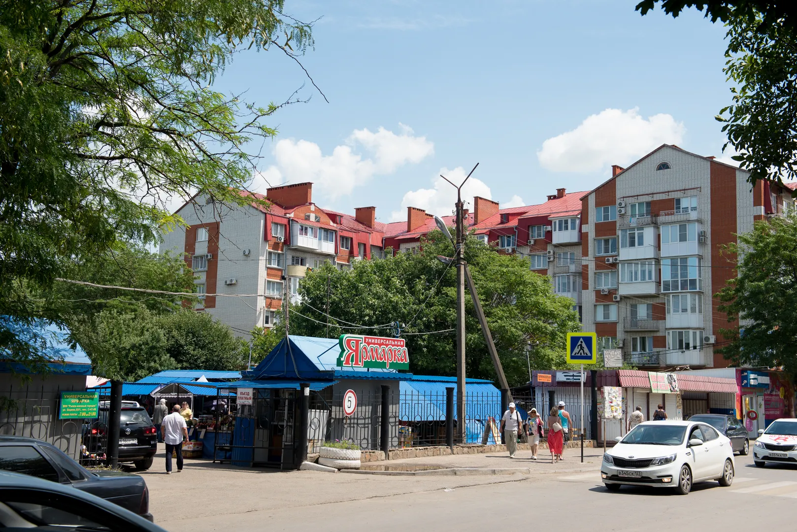 Общий вид улицы: под боком рынок военного городка со свежими фруктами, остановка и магазины, все рядом