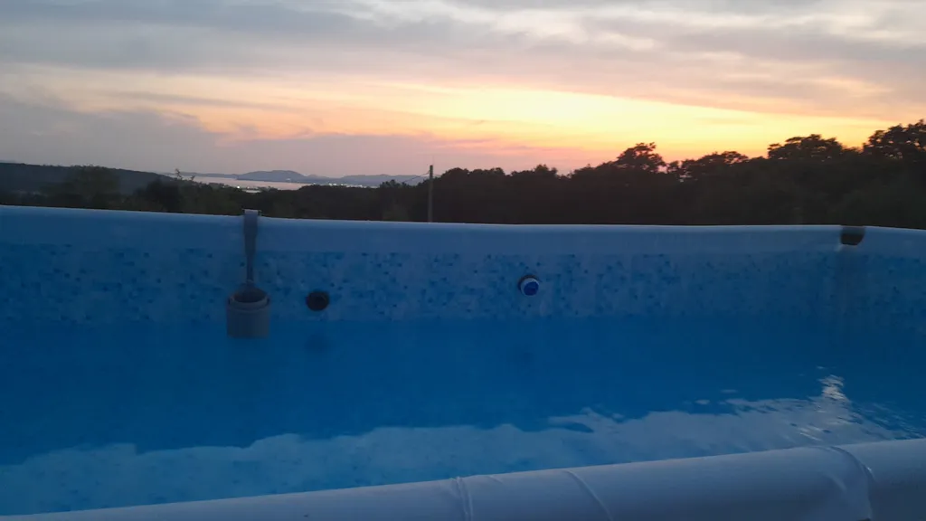 Комфортный дом с видом на море, уличный бассейн, восхитительные закаты