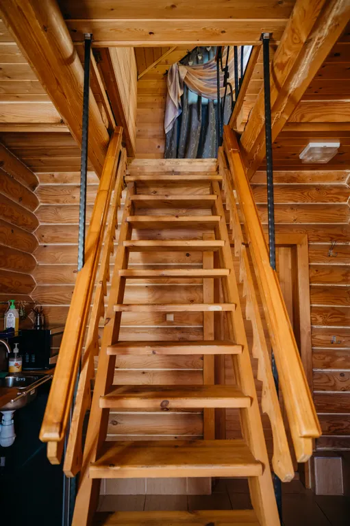 Уютный деревянный домик на берегу пруда с баней