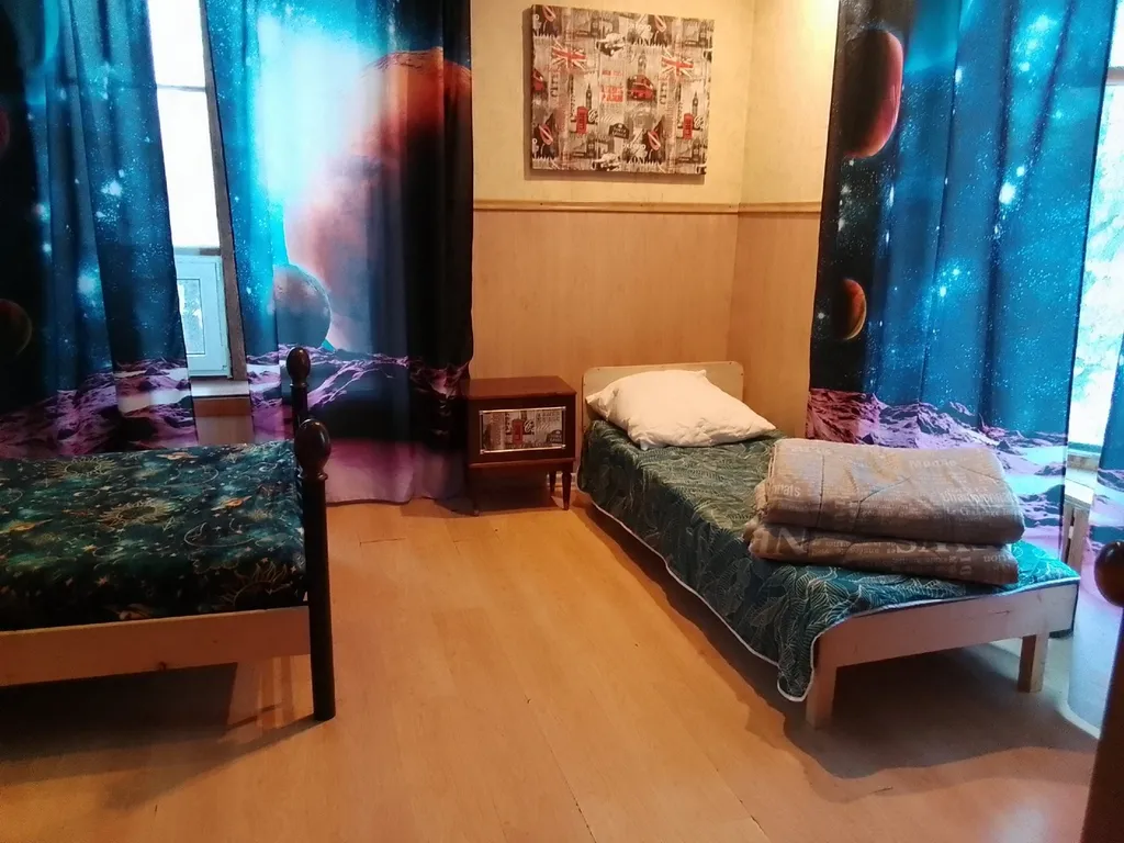 Коттедж на берегу пруда с бассейном