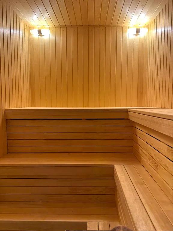 Баня на дровах на берегу озера