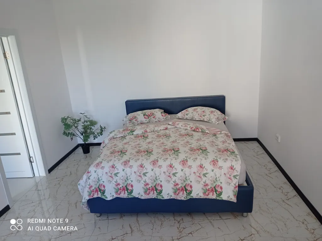 Вид на горный кавказский хребет на берегу реки Кубань