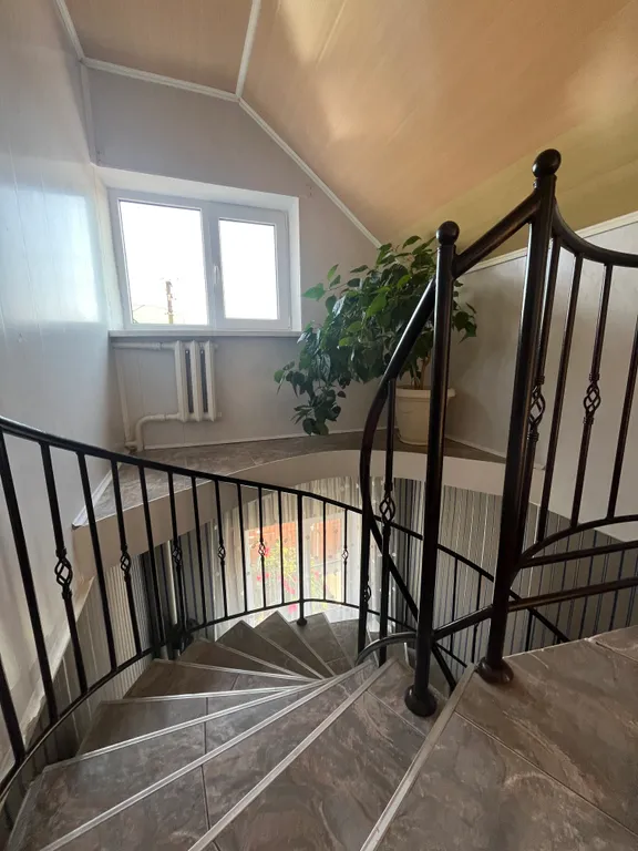 Двухэтажный дом с бассейном