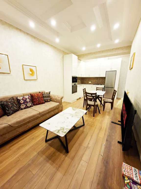 Просторная трехкомнатная квартира в центре Тбилиси с видом на рекуКуру