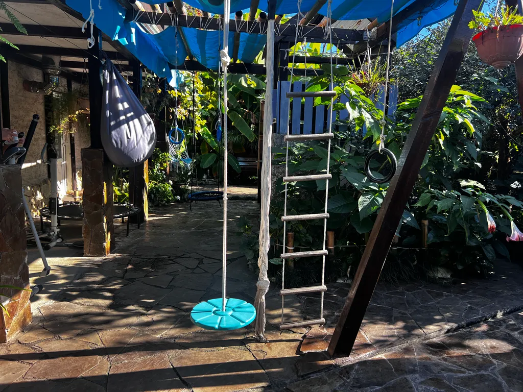 Трехместный номер с двухспальной кроватью и односпальным диваном