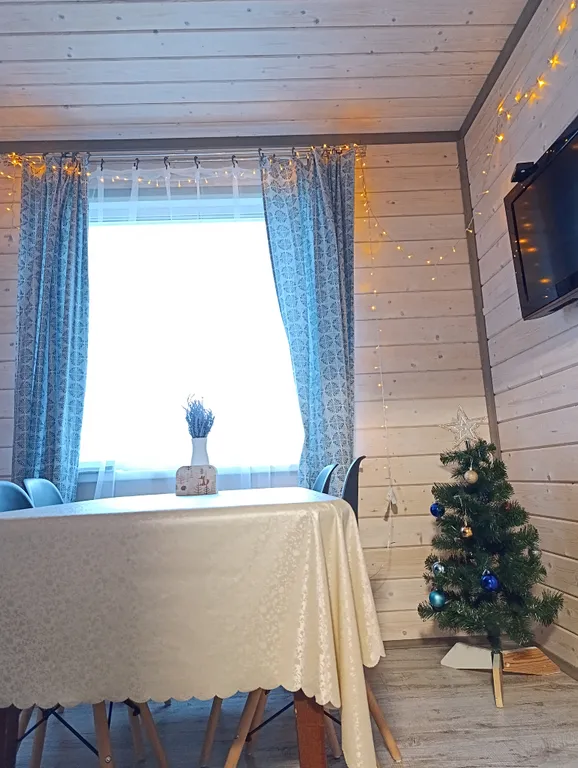 Домик с видом на озеро