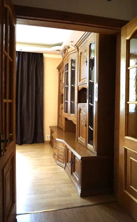 Трешка с изолированными спальнями в центре