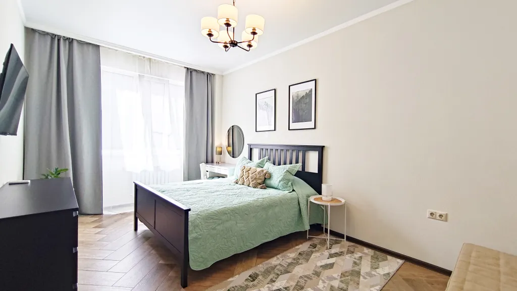 Просторный апартамент с панорамным видом на горы в центре. Спальня