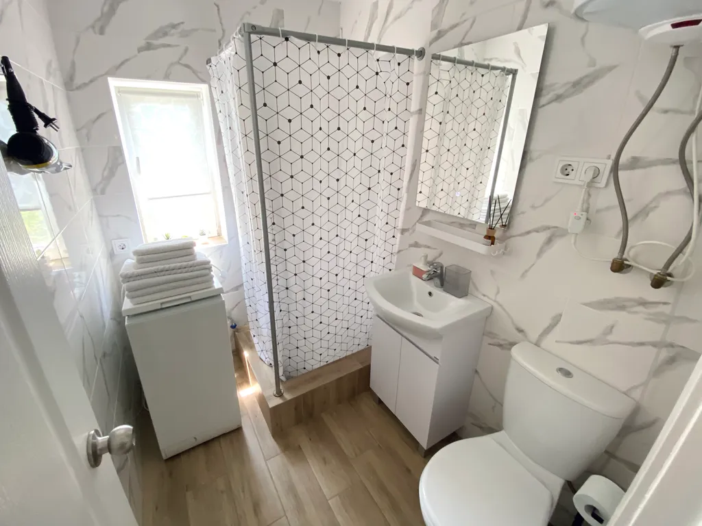 Светлая студия с двориком и парковкой