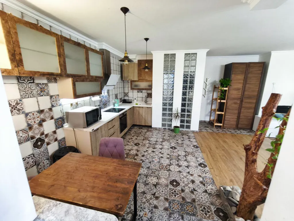 Студия с камином, деревом и видом на реку