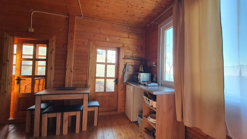 В доме на берегу моря отдельный этаж,  30 метров от моря